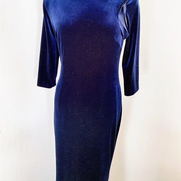 TERI JON RICKI FREEMAN FLOWER
BOW BLUE BODYCON VELVET GOWN SIZE 4 - Picture 5 of 7